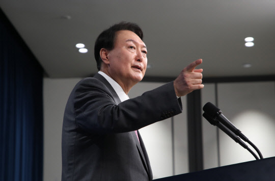 윤석열 대통령이 17일 서울 용산 대통령실 청사에서 열린 취임 100일 기자회견 '대통령에게 듣는다'에 참석해 있다.<연합뉴스>